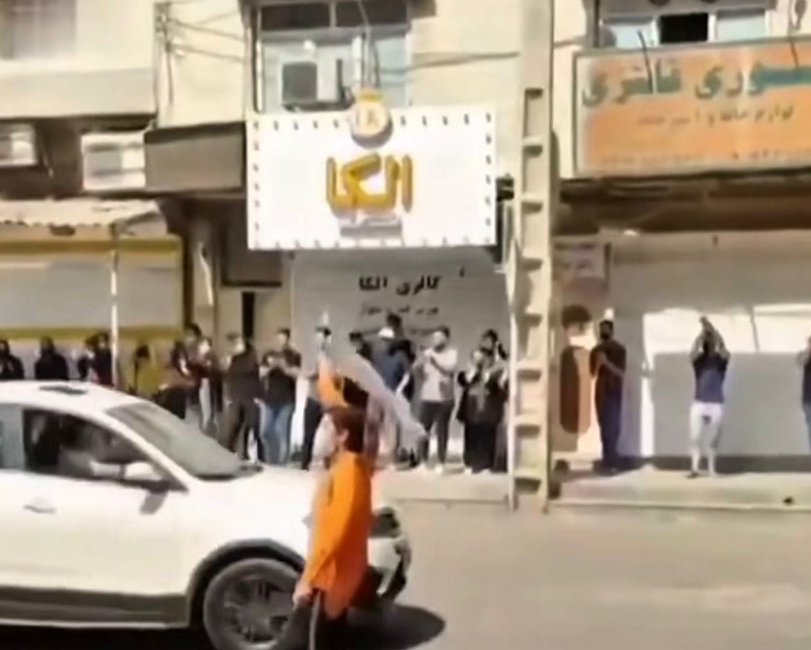 Mulheres aparecem em público retirando o hijab e desafiando regras impostas pela República Islâmica.