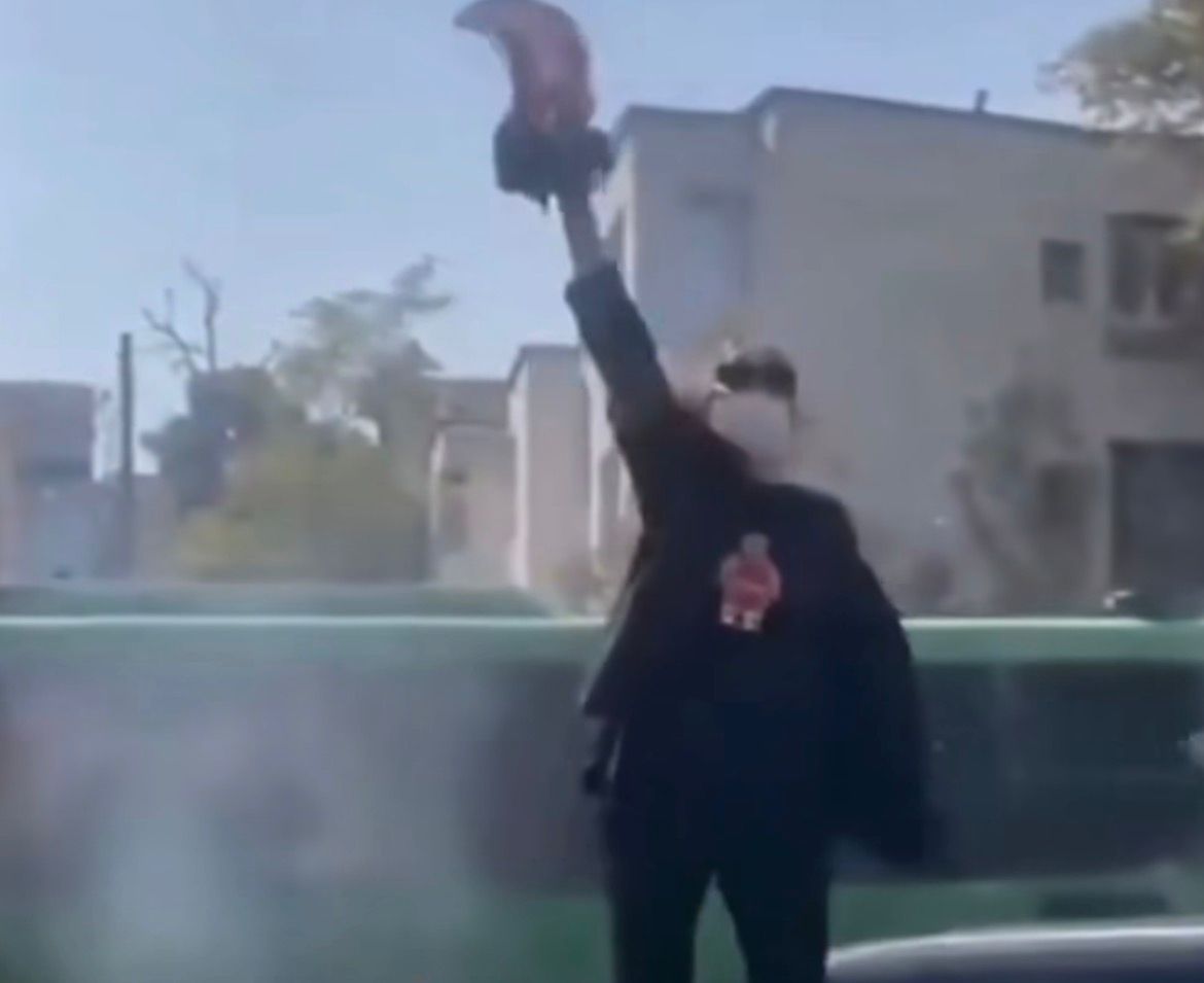 Mulheres aparecem em público retirando o hijab e desafiando regras impostas pela República Islâmica.