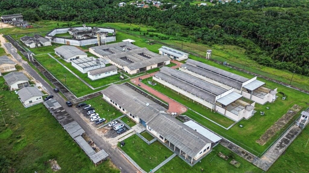 Um dos seis detentos que fugiram do Manoel Neri foi recapturado; cinco seguem foragidos e forças mantêm operação integrada na região.