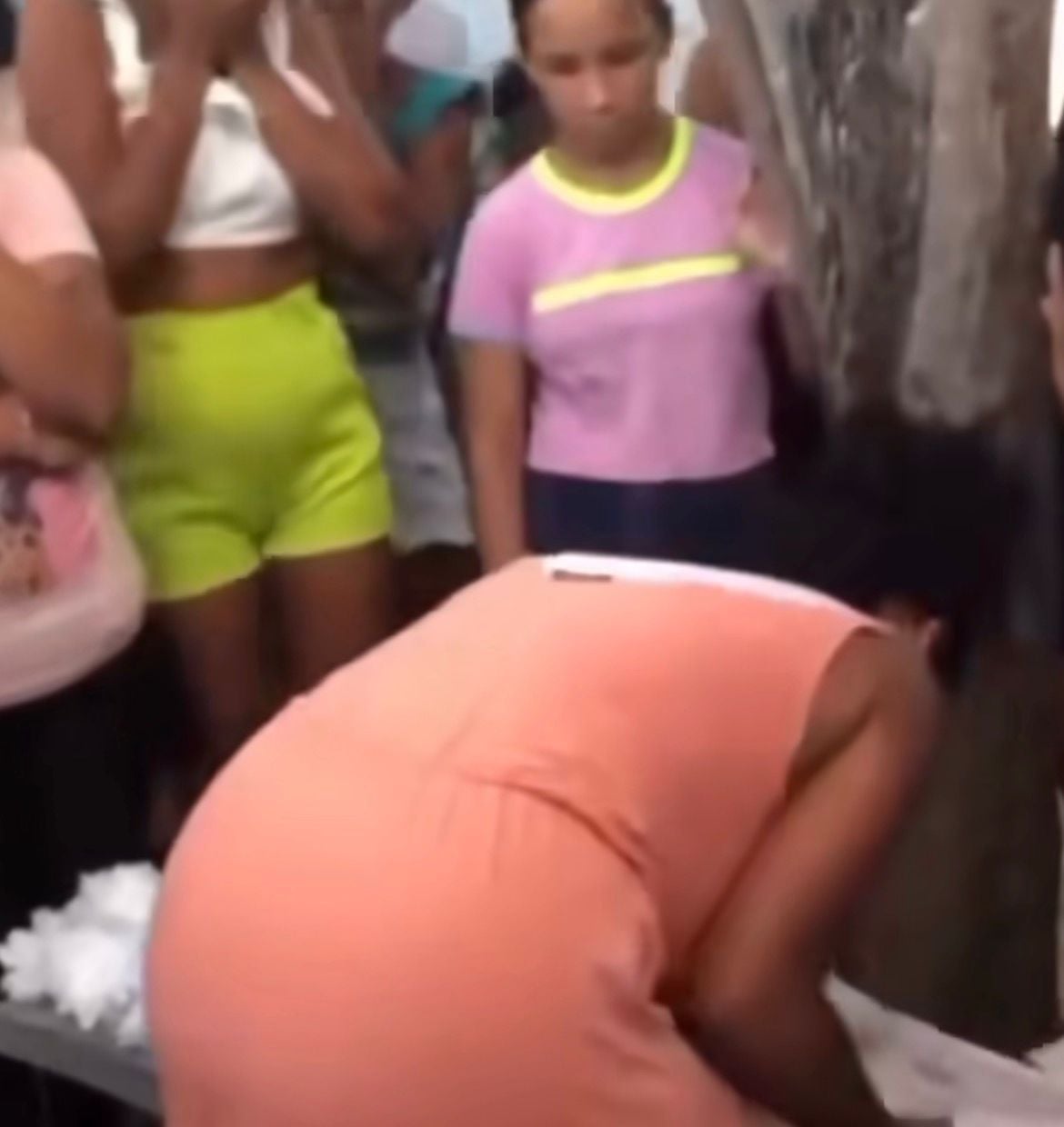 Mãe retira corpo da filha durante velório, caso repercute nas redes e gera debates sobre luto, saúde mental e sofrimento.