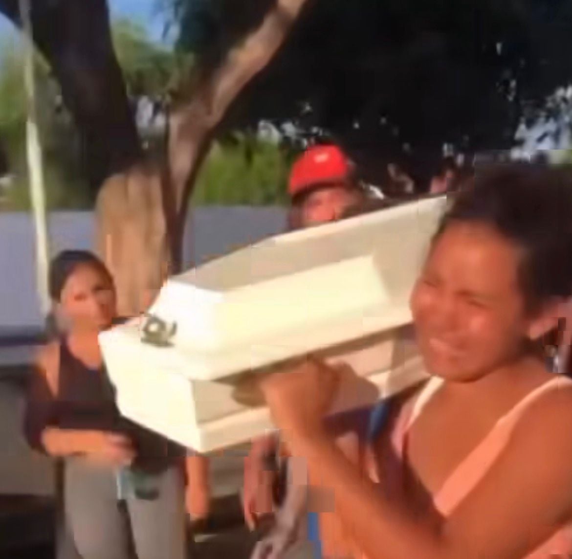 Mãe retira corpo da filha durante velório, caso repercute nas redes e gera debates sobre luto, saúde mental e sofrimento.