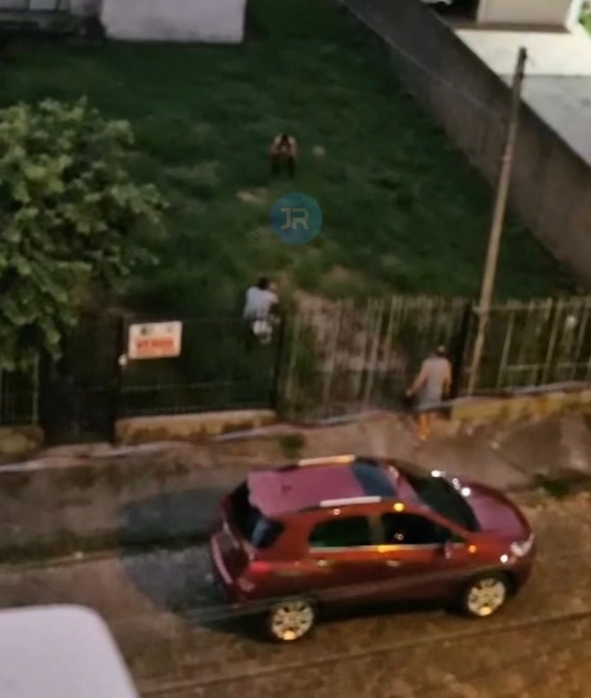 Homem abandona crime ao se entregar à Polícia Militar, evitando confronto com a população local.