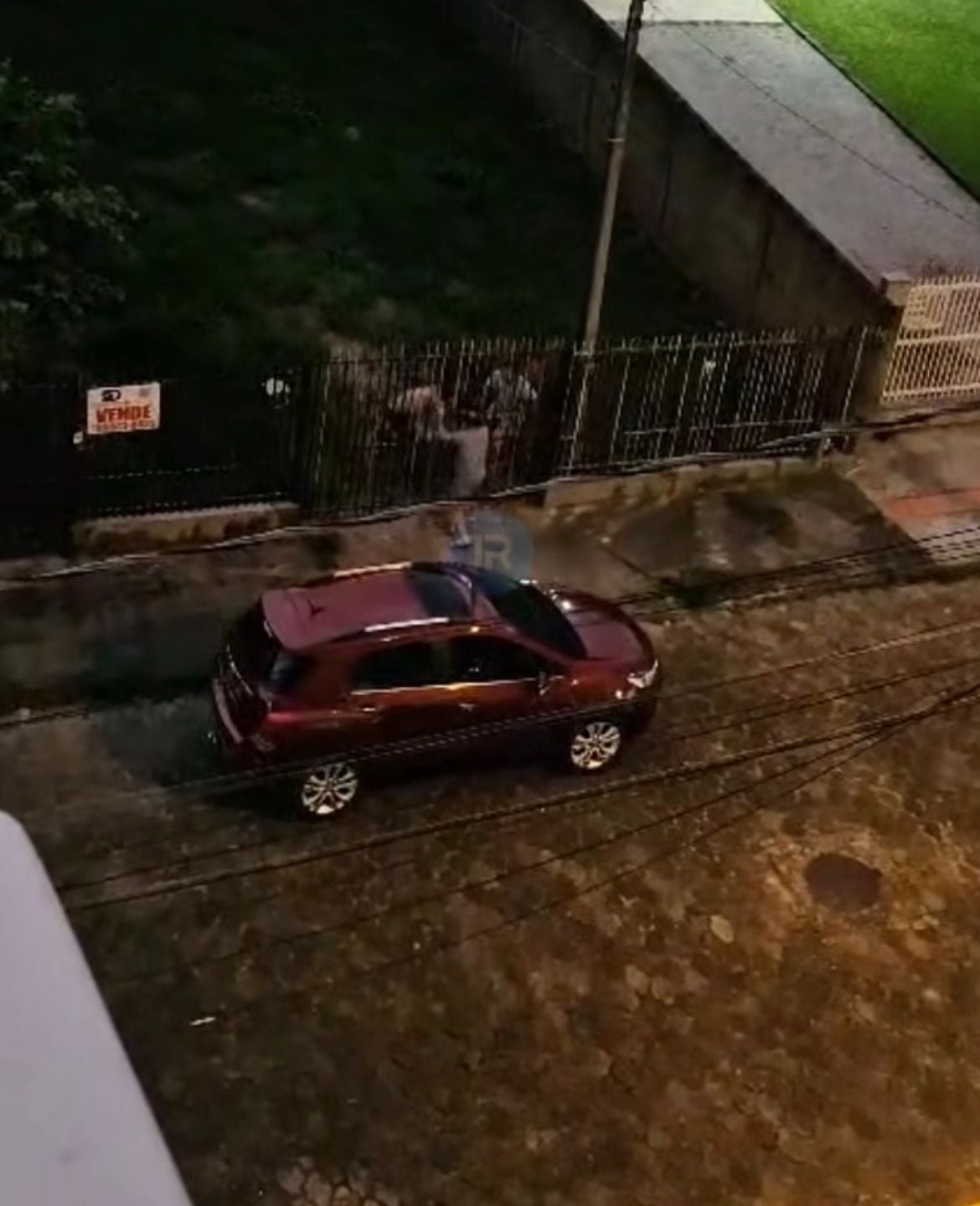 Homem abandona crime ao se entregar à Polícia Militar, evitando confronto com a população local.