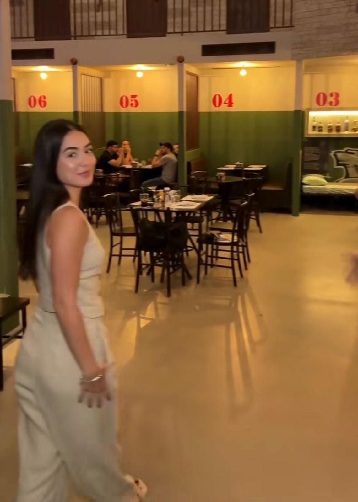 Casa temática inspirada em penitenciárias dos anos 1950 viraliza ao unir gastronomia e entretenimento diferenciado.