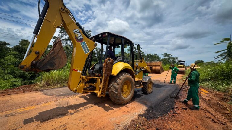 Deracre executa manutenção na AC-475 e vistoria serviços entre Plácido de Castro e Acrelândia