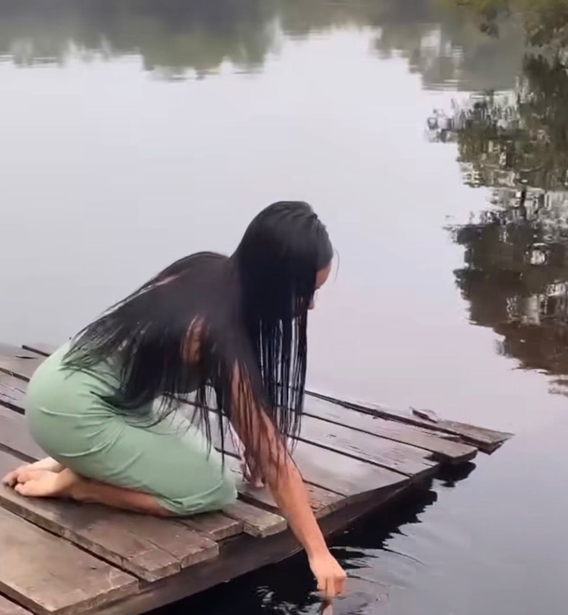 Cena mostra aproximação do animal após jovem colocar alimento na água, gerando repercussão online.