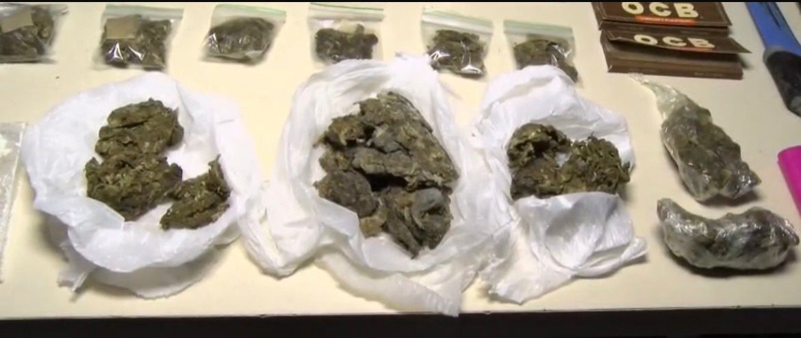 Mulher é presa e ponto de drogas é fechado após ação policial