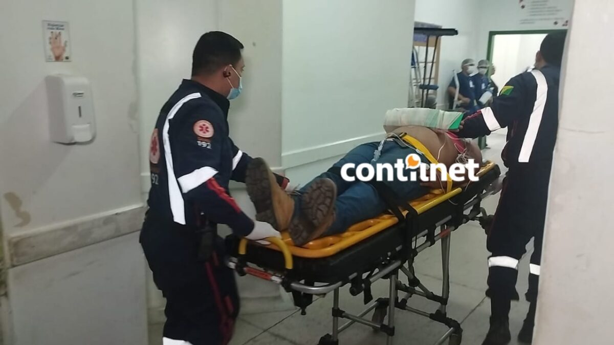 Vítima sofreu fratura exposta no antebraço, além de lesões no punho e na clavícula, após cair da motocicleta ao tentar evitar colisão com ciclista.