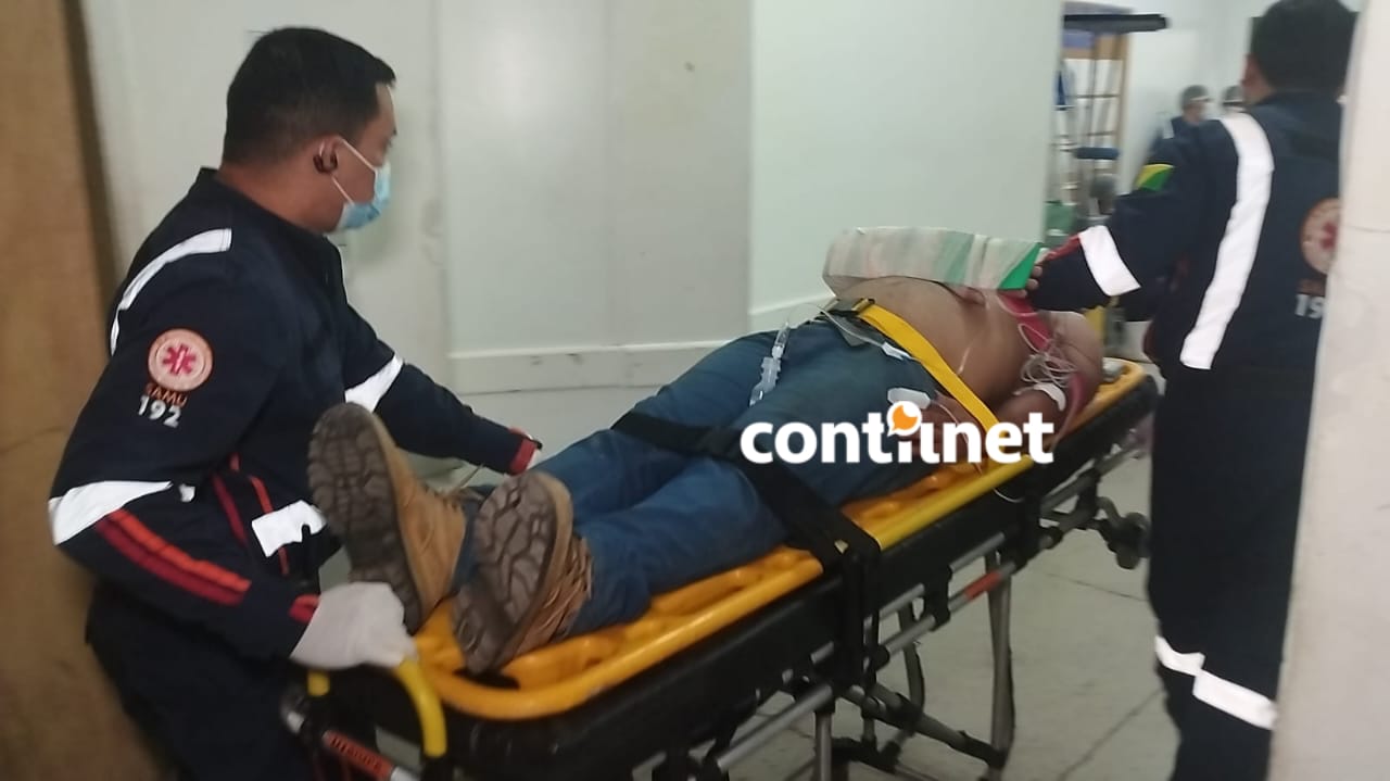 Vítima sofreu fratura exposta no antebraço, além de lesões no punho e na clavícula, após cair da motocicleta ao tentar evitar colisão com ciclista.