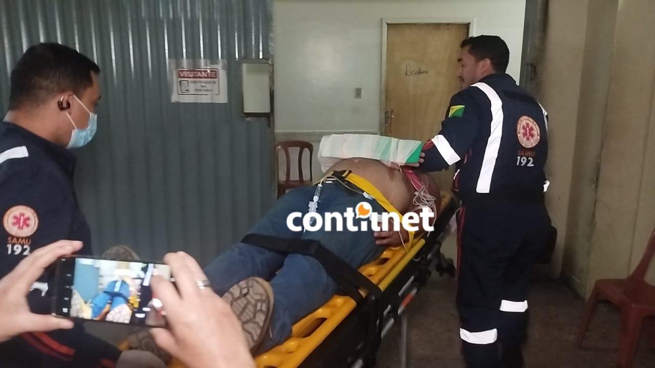 Vítima sofreu fratura exposta no antebraço, além de lesões no punho e na clavícula, após cair da motocicleta ao tentar evitar colisão com ciclista.