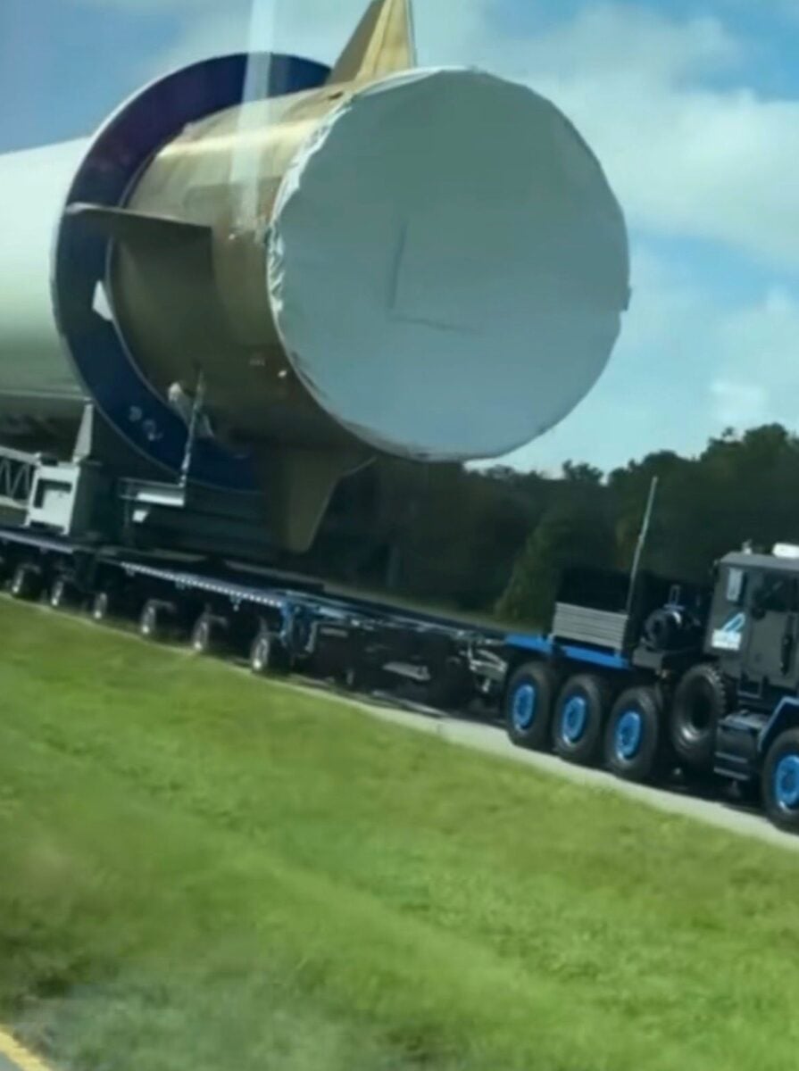 Vídeo compartilhado nas redes sociais revela logística e segurança no transporte de foguete nos Estados Unidos.