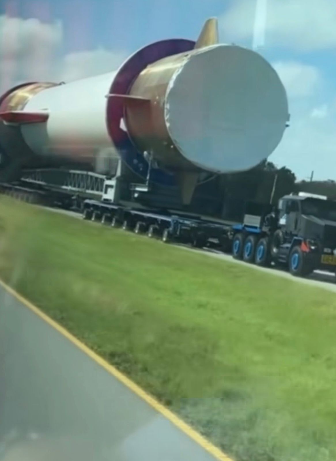 Vídeo compartilhado nas redes sociais revela logística e segurança no transporte de foguete nos Estados Unidos.