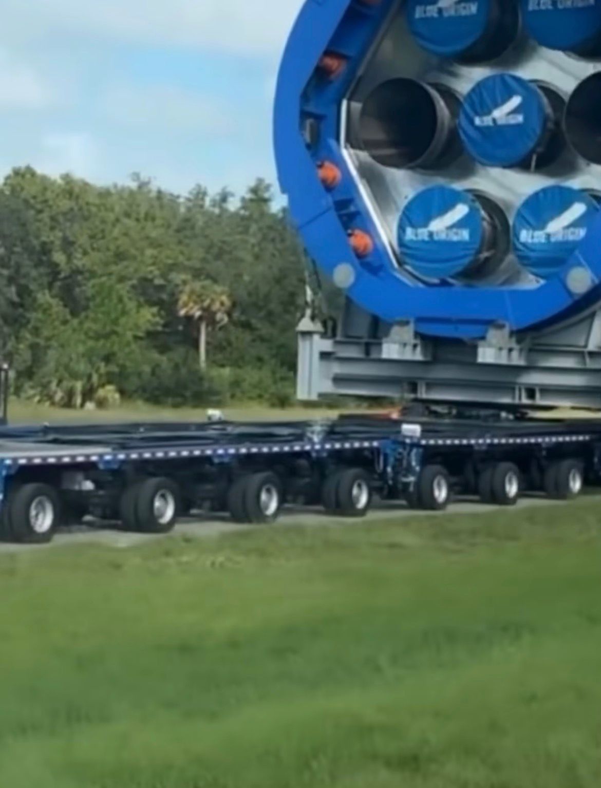 Vídeo compartilhado nas redes sociais revela logística e segurança no transporte de foguete nos Estados Unidos.