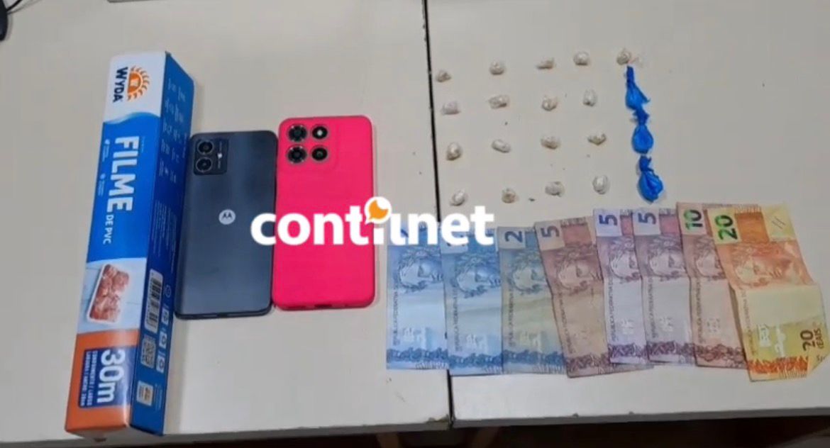 Policiais localizaram o adolescente após denúncia de tráfico; material apreendido foi encaminhado à delegacia.