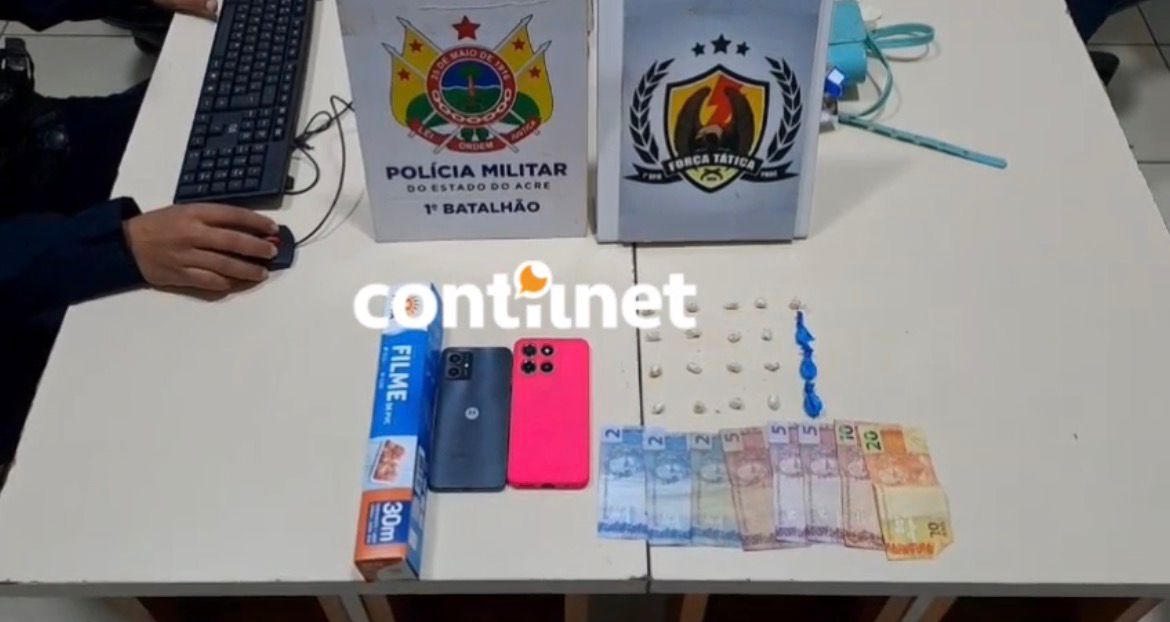 Policiais localizaram o adolescente após denúncia de tráfico; material apreendido foi encaminhado à delegacia.