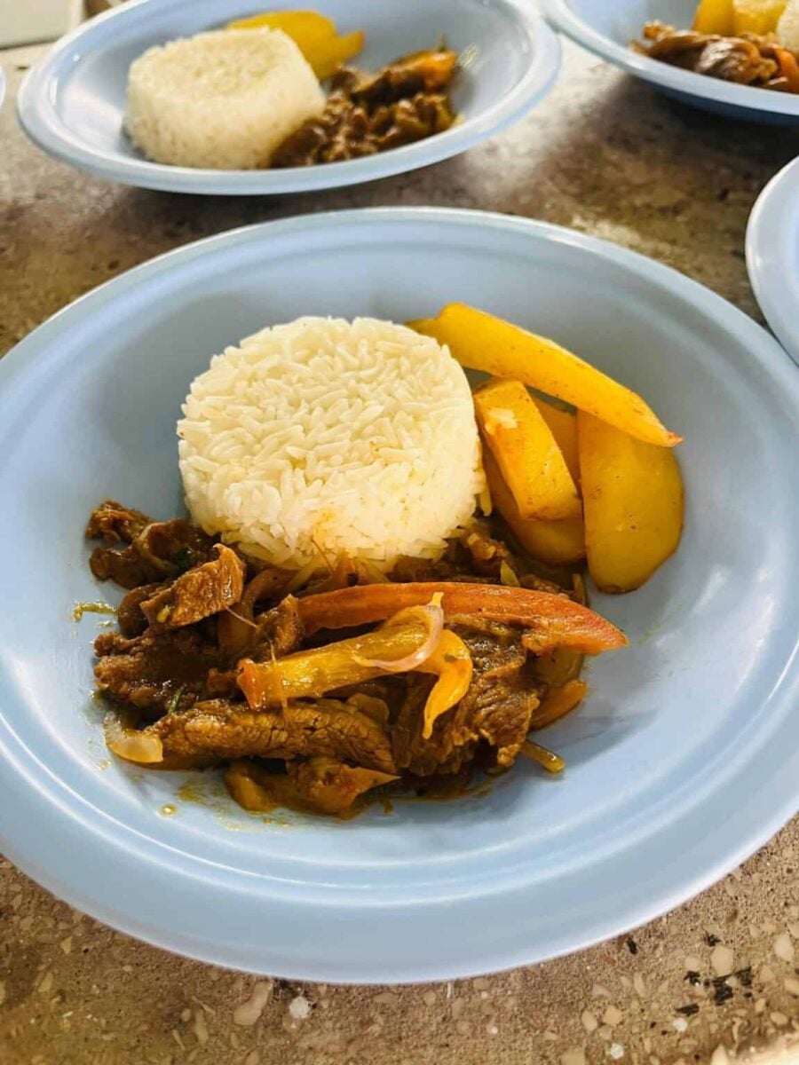 Uma escola da rede municipal de ensino no interior do Acre passou a incluir pratos inspirados na culinária do Peru e da Bolívia no cardápio da merenda escolar, valorizando a diversidade cultural presente na região de fronteira entre os três países. A iniciativa faz parte de ações da prefeitura, por meio da Secretaria Municipal de Educação, que busca ampliar a qualidade da alimentação oferecida aos estudantes e, ao mesmo tempo, reconhecer a influência cultural existente em municípios localizados na região de tríplice fronteira entre Brasil, Peru e Bolívia. Entre os pratos incluídos no cardápio escolar estão receitas tradicionais da gastronomia peruana, como o Lomo Saltado e o Arroz Chaufa, preparados junto a outras refeições balanceadas servidas diariamente aos alunos. A proposta busca não apenas garantir alimentação saudável e nutritiva, mas também aproximar os estudantes das diferentes culturas presentes na região amazônica de fronteira, onde há forte intercâmbio social e cultural entre os três países. Todo o cardápio da merenda escolar é elaborado e acompanhado pelo nutricionista Carlos Felipe, responsável por avaliar a qualidade dos alimentos, o valor nutricional das refeições e o equilíbrio alimentar necessário para o desenvolvimento das crianças. Além da inclusão de pratos típicos internacionais, a alimentação escolar mantém refeições variadas, com alimentos selecionados para atender às necessidades nutricionais dos estudantes da rede municipal. O cardápio completo da merenda escolar também foi disponibilizado no site oficial da prefeitura, permitindo que pais e responsáveis acompanhem as refeições oferecidas nas escolas.