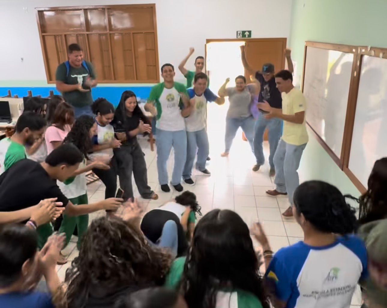 Alunos encenam briga, professora chega e atitude inesperada viraliza no Acre