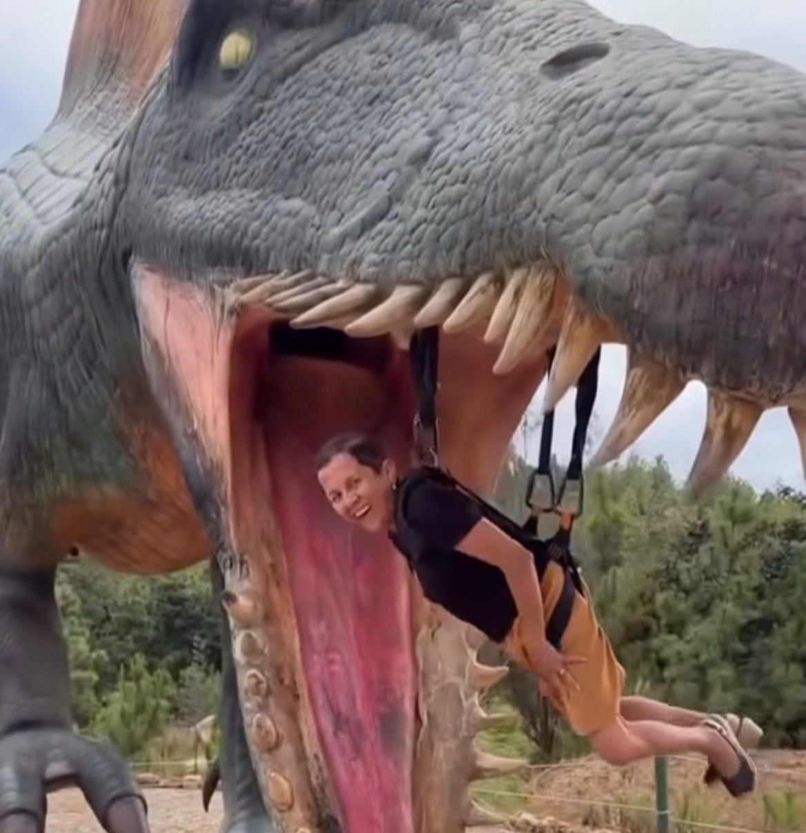 Mulher vive experiência imersiva que simula ataque e “devoração” por dinossauro em atração temática