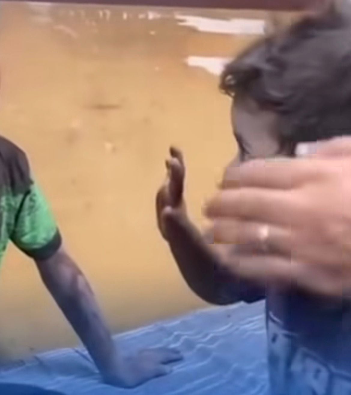 Registro de criança durante ataque aéreo chama atenção para impacto da guerra.