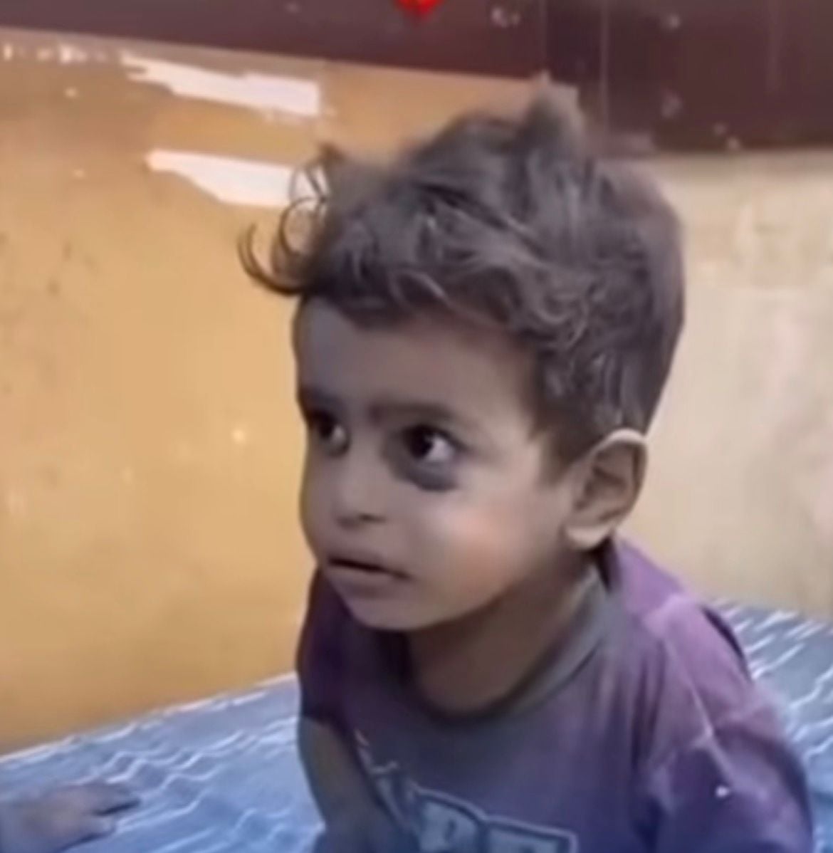 Registro de criança durante ataque aéreo chama atenção para impacto da guerra.