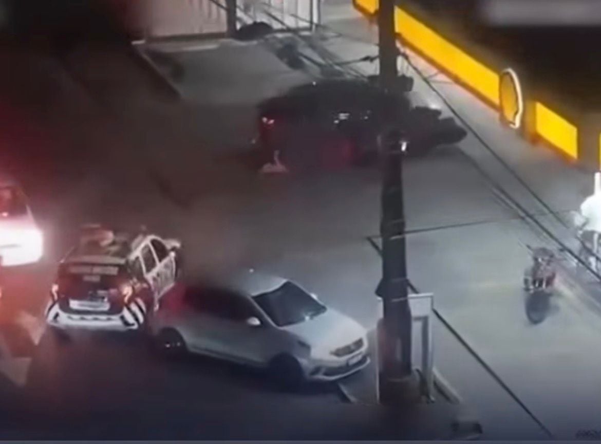 Suspeito foi capturado após perseguição e levado sob escolta para atendimento médico.