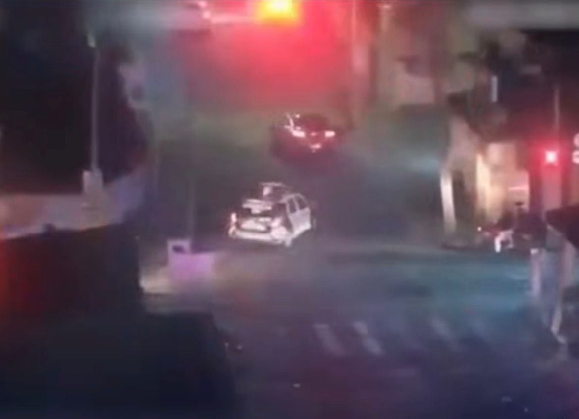 Suspeito foi capturado após perseguição e levado sob escolta para atendimento médico.