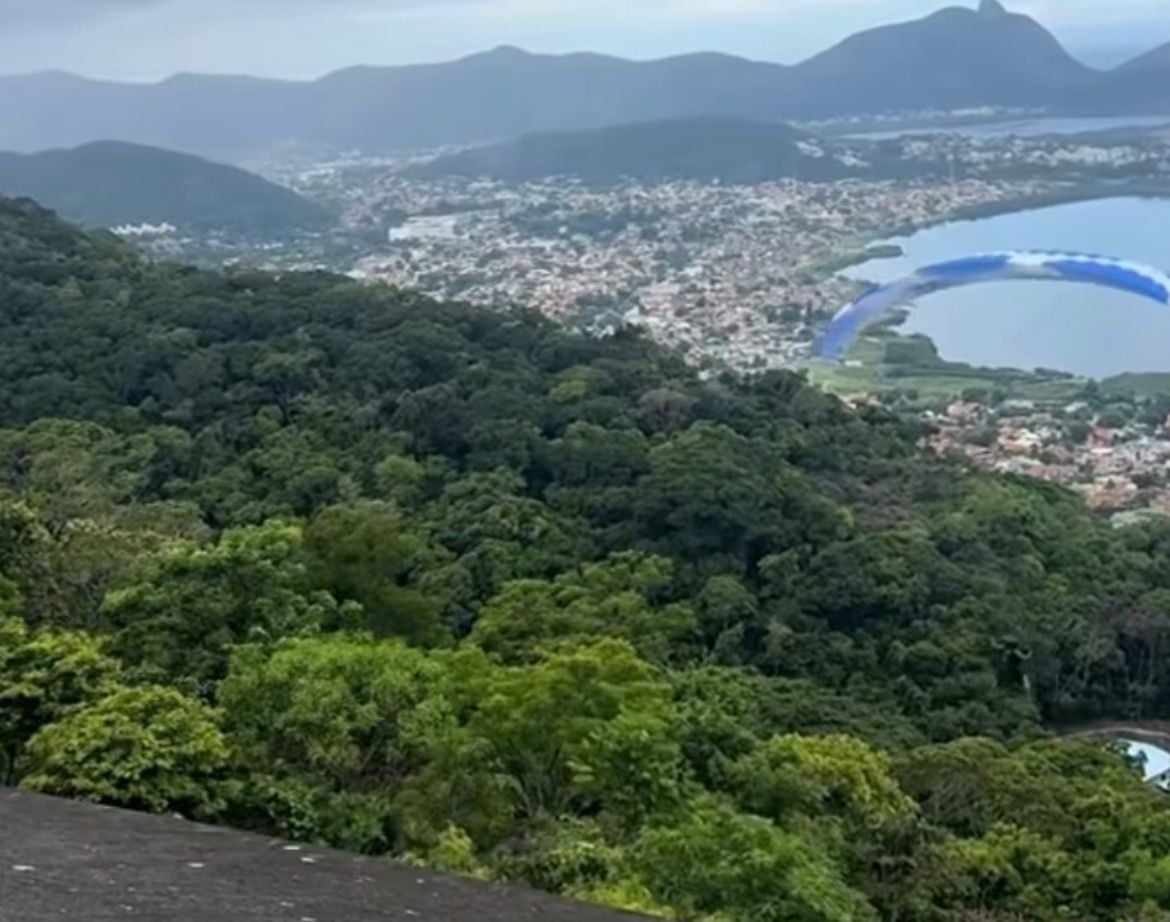 Instrutor de parapente cai em área de mata ao ajudar turista durante decolagem