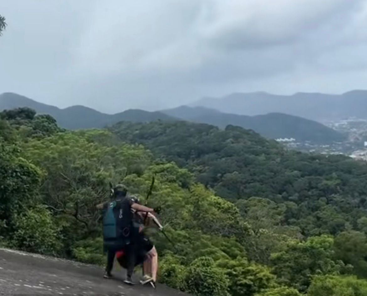 Instrutor de parapente cai em área de mata ao ajudar turista durante decolagem