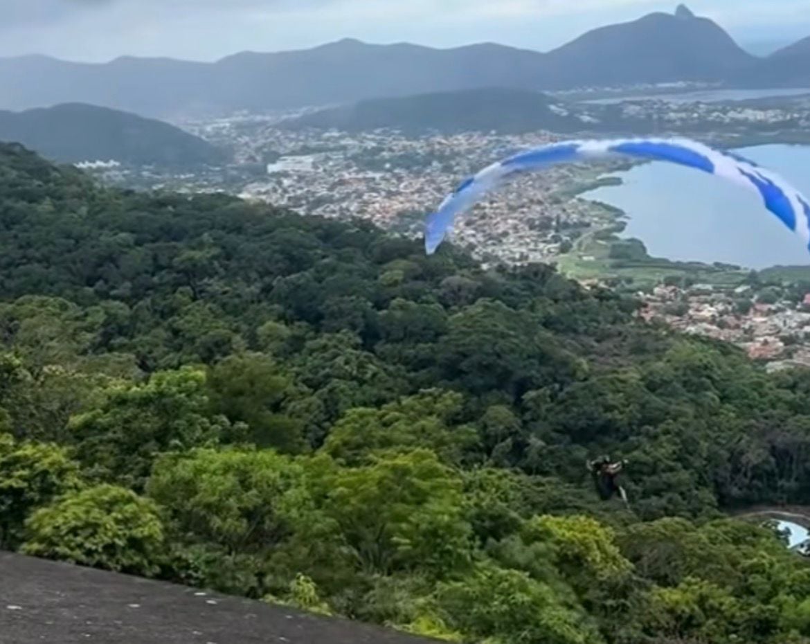 Instrutor de parapente cai em área de mata ao ajudar turista durante decolagem