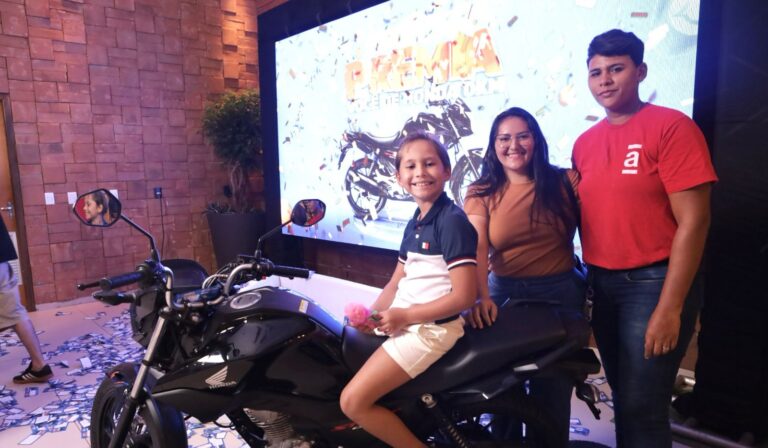 No Dia da Mulher, trabalhadora ganha moto 0 km em sorteio do ContilNet; conheça a vencedora