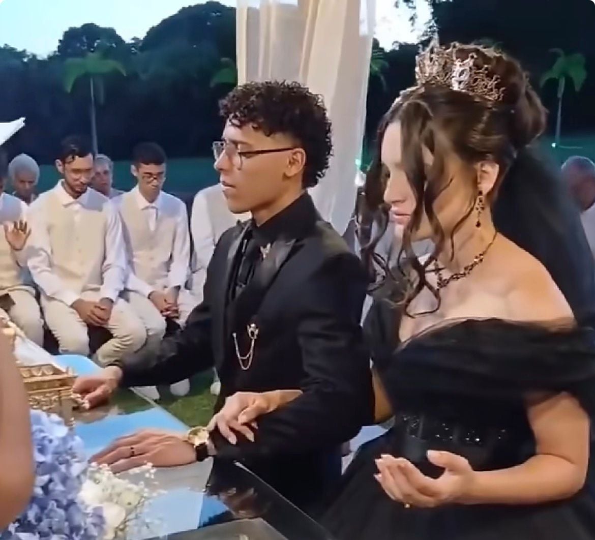 Casal chama atenção ao se casar com roupas totalmente pretas