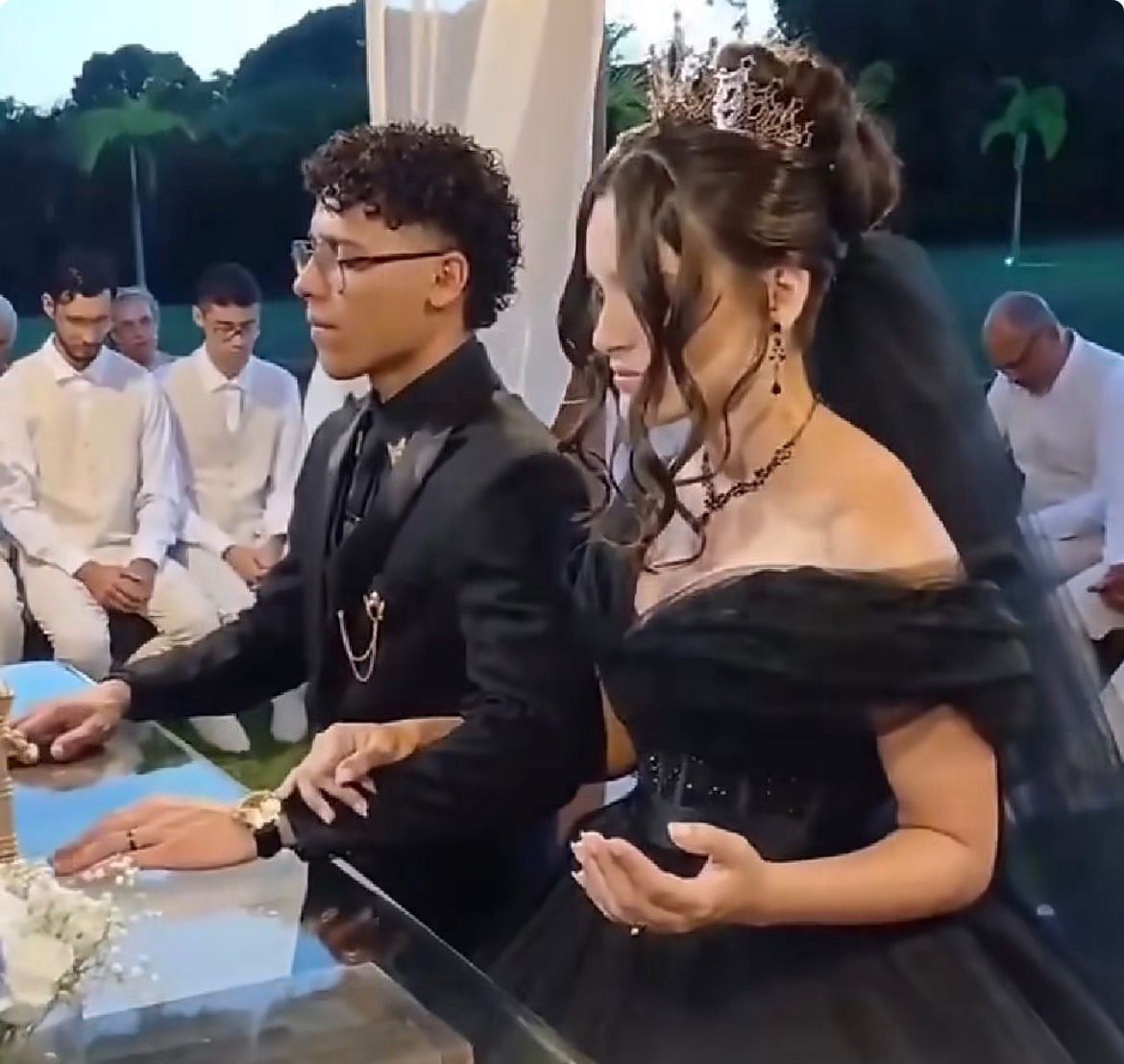 Casal chama atenção ao se casar com roupas totalmente pretas