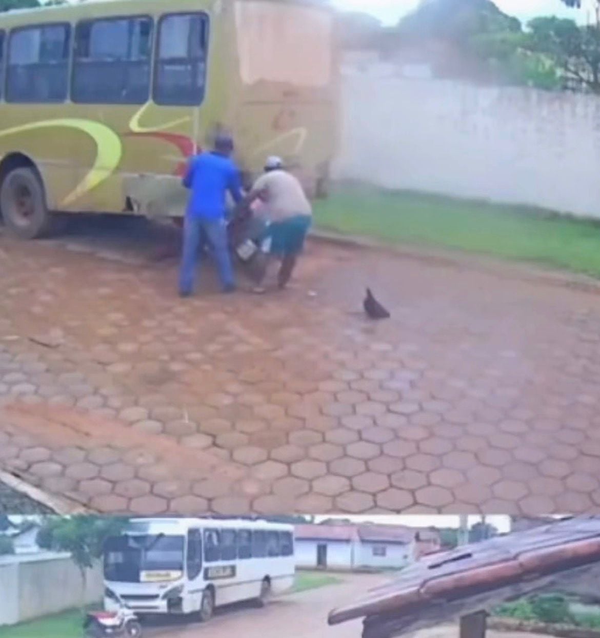 Câmera registra momento em que homem bate na traseira de ônibus estacionado em rua