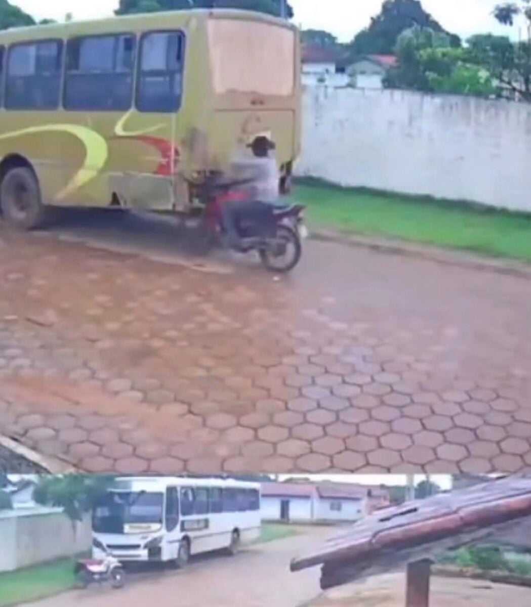 Câmera registra momento em que homem bate na traseira de ônibus estacionado em rua