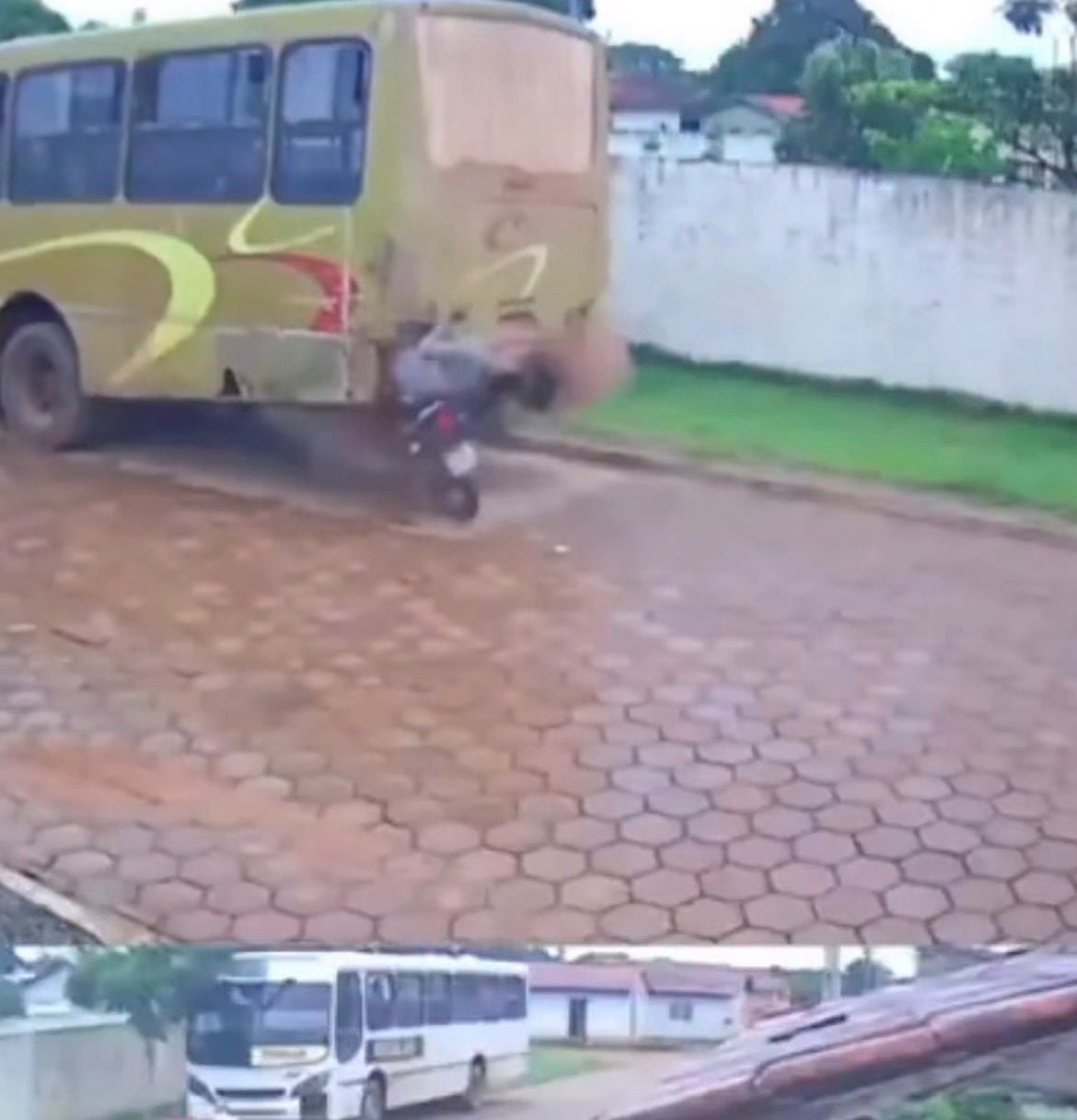 Câmera registra momento em que homem bate na traseira de ônibus estacionado em rua