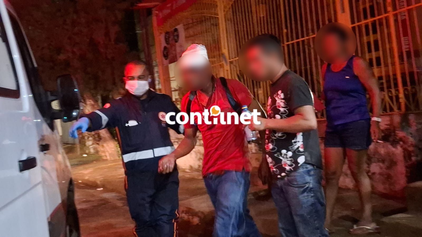 Homem de 28 anos é agredido com barra de ferro e socorrido após ataque em via pública.
