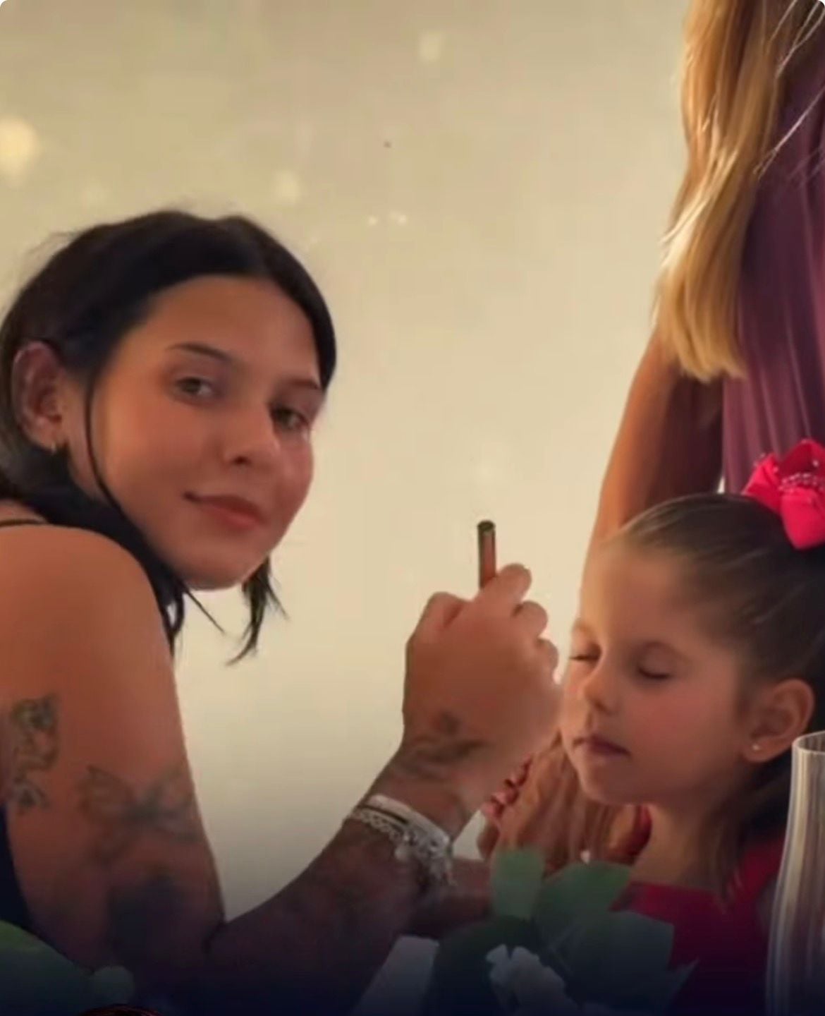 Ana Castela é flagrada em momento de carinho com filha de Zé Felipe durante almoço familiar