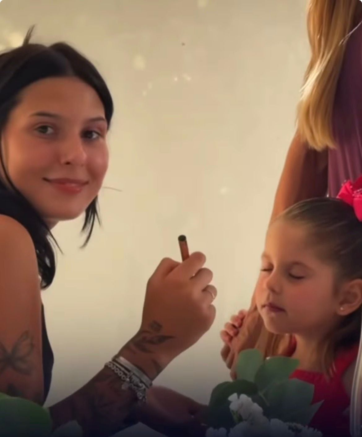 Ana Castela é flagrada em momento de carinho com filha de Zé Felipe durante almoço familiar