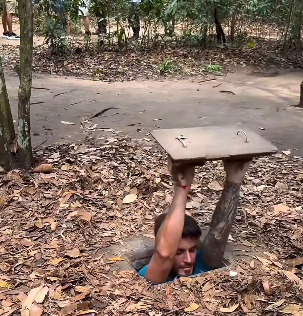 Casal de mochileiros viraliza ao mostrar túneis usados na Guerra do Vietnã