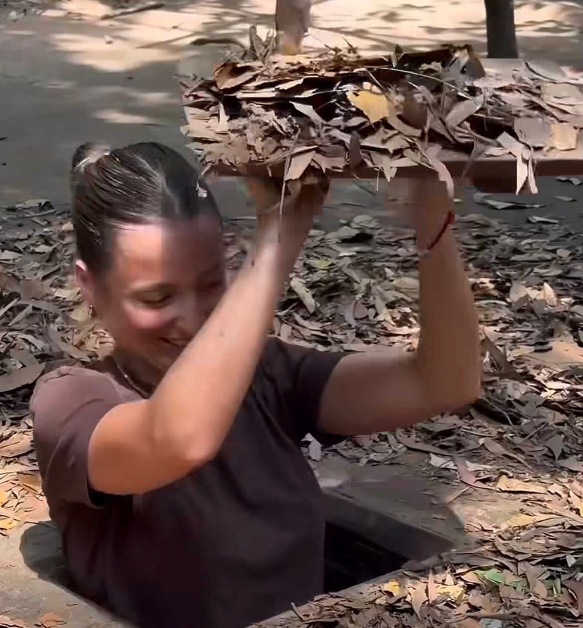 Casal de mochileiros viraliza ao mostrar túneis usados na Guerra do Vietnã