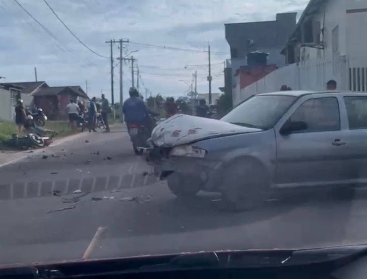 Acidente entre carro e motocicleta é registrado em bairro de Cruzeiro do Sul