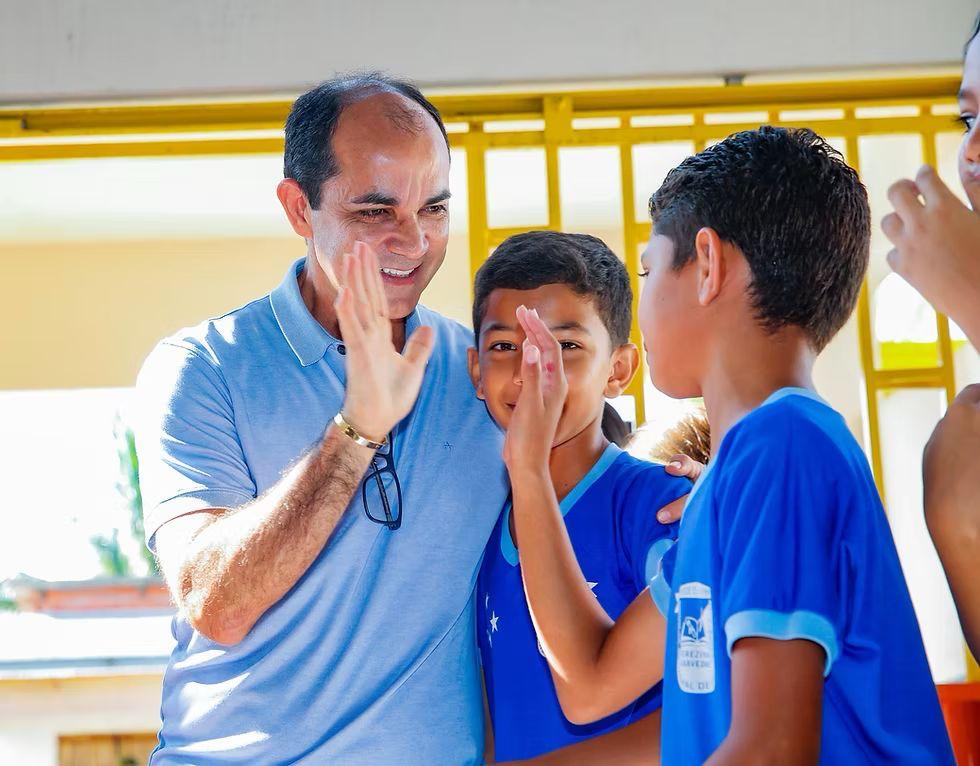 Zequinha Lima garante reajuste de 6,79% para profissionais da educação em Cruzeiro do Sul