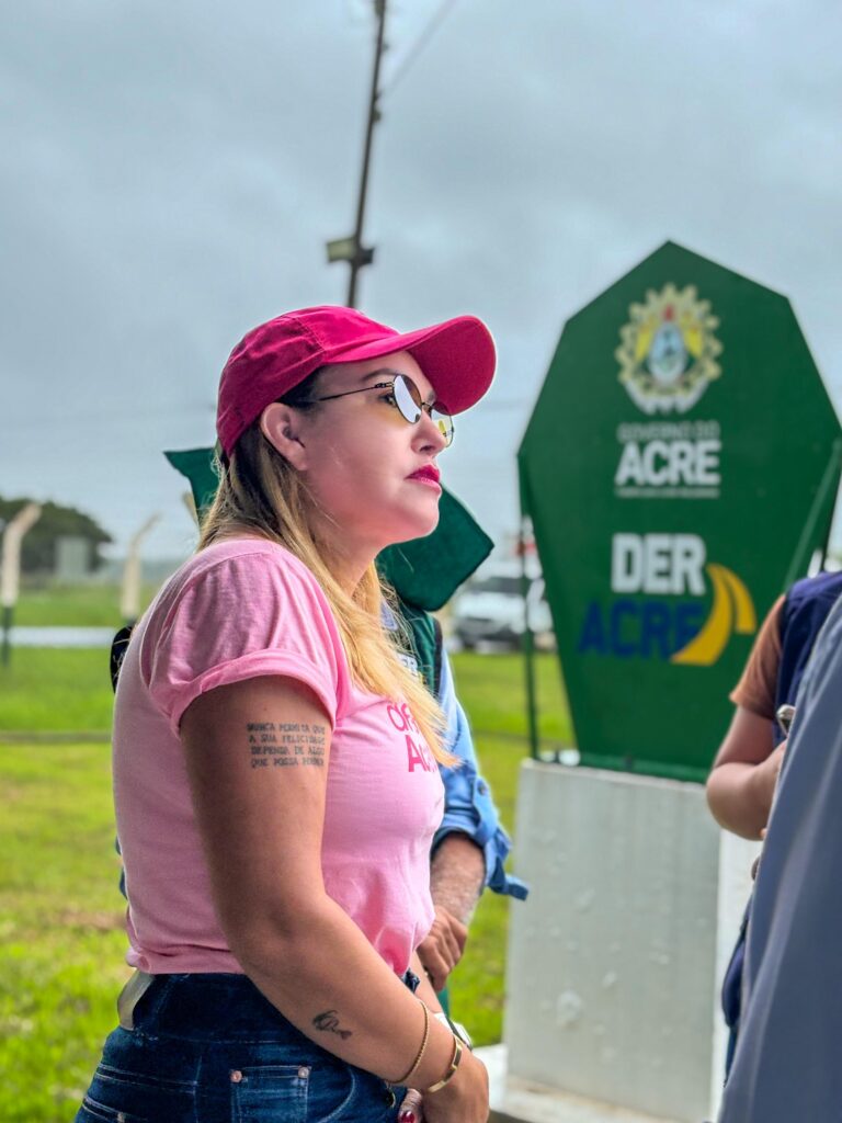 Deracre inicia manutenção na pista de pouso do aeródromo de Feijó