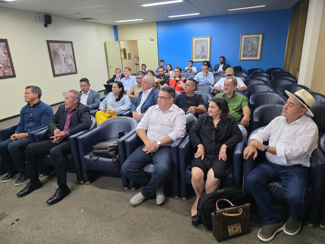 Prefeitos participam de visita técnica a centros de monitoramento para prevenção de desastres climáticos