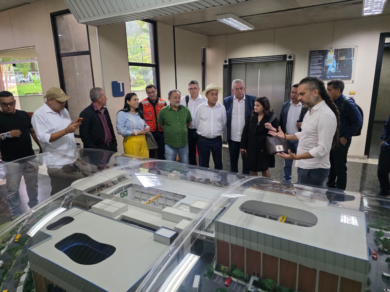 Prefeitos participam de visita técnica a centros de monitoramento para prevenção de desastres climáticos