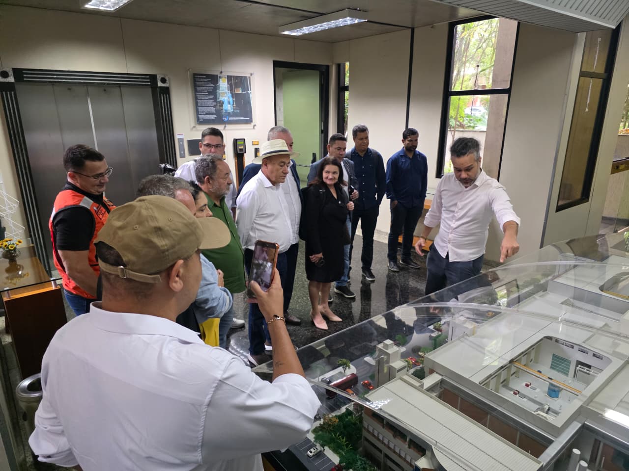 Prefeitos participam de visita técnica a centros de monitoramento para prevenção de desastres climáticos