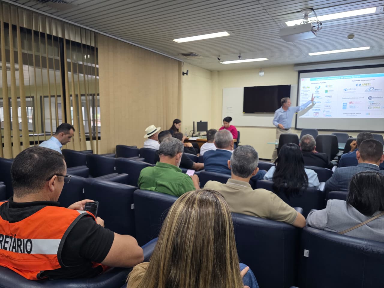 Prefeitos participam de visita técnica a centros de monitoramento para prevenção de desastres climáticos