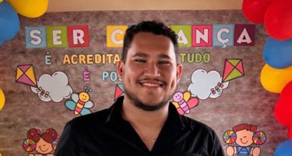 Familiares e amigos do professor de matemática da rede pública de ensino, Carlos Henrique Espíndola, iniciaram uma campanha para arrecadar doações de sangue. O educador está internado no Intoacre e deverá passar por um procedimento cirúrgico nos próximos dias. De acordo com os familiares, as doações são necessárias para que o professor possa realizar a cirurgia e continuar o tratamento médico. A mobilização pede que voluntários procurem o Hemoacre para contribuir com a campanha. Segundo a família, qualquer tipo sanguíneo pode ser doado. No momento da doação, os voluntários precisam apenas informar que o sangue será destinado ao professor Carlos Henrique Espíndola. A campanha tem sido divulgada entre amigos, colegas de trabalho e moradores, que buscam ampliar a rede de solidariedade para garantir o número necessário de bolsas de sangue antes do procedimento cirúrgico. Quem puder ajudar deve comparecer ao Hemoacre e solicitar que a doação seja registrada em nome do professor Carlos Henrique Espíndola. A mobilização reforça o apelo por solidariedade para contribuir com o tratamento do educador.