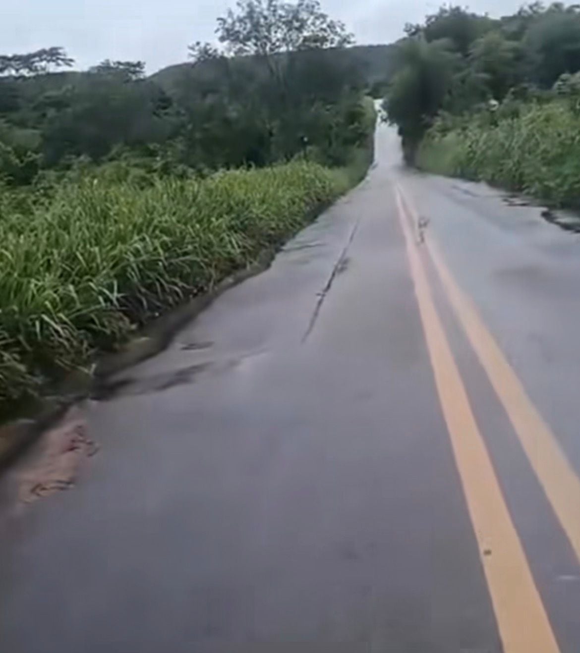 Trecho de estrada chama atenção após motoristas relatarem carros se movendo sozinhos em ladeira