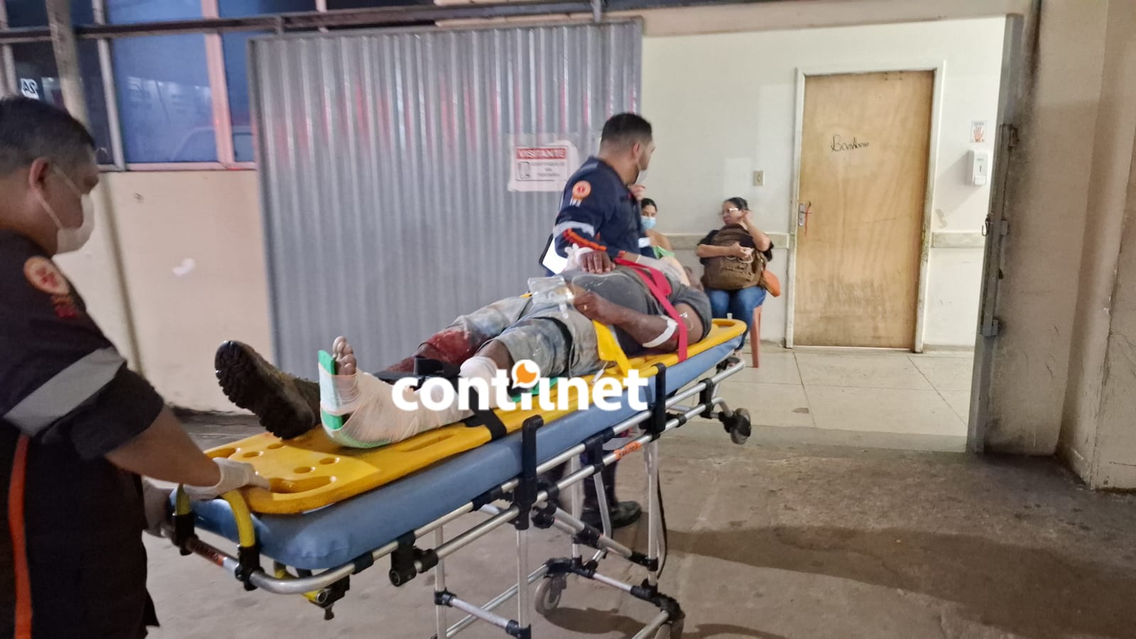 Motociclista bate em buraco, cai e sofre fratura exposta em Rio Branco